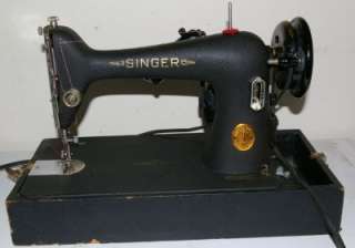 Beautiful Vintage Singer 66 Crinkle finish sewing machine in case 