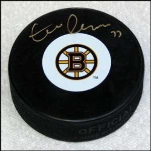 Zdeno Chara Autographed Puck   Autographed NHL Pucks  
