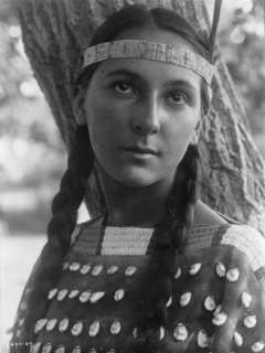 1907 portrait of Dakota Native American woman  