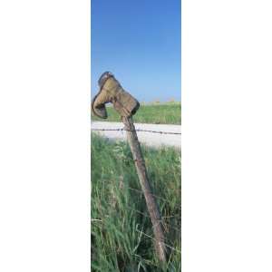 Cowboy Boot on a Fence, Pottawatomie County, Kansas, USA Premium 