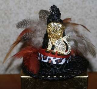 Mini Golden Lion Pin Salem Witch Hat   Dolls & Bottles  