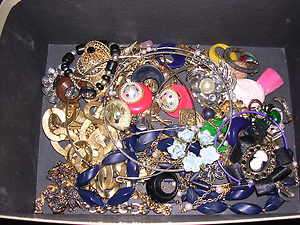 MIXED LOT OF JUNK JEWELRY SOME VINTAGE JUNK/CRAFT/REPAIR/WEAR  